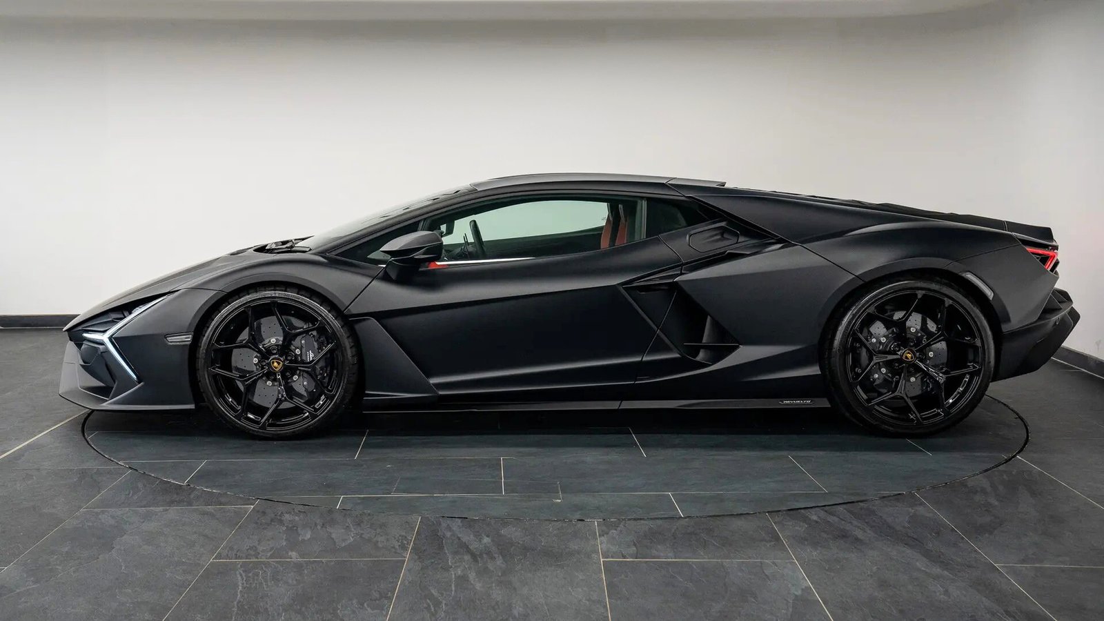 Lamborghini Revuelto